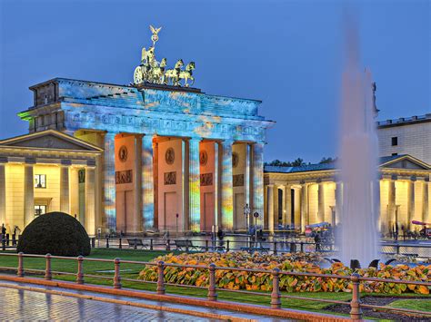 Bundesrepublik deutschland, neoficiální německá zkratka brd) je středoevropský stát, rozdělený na 16 spolkových zemí. Německo