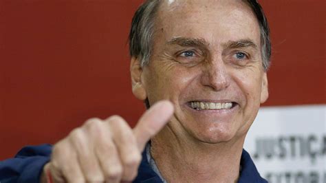 Brazil's president jair bolsonaro has tried to reassure his citizens over the threat of coronavirus by claiming brazilians can bathe in excrement and nothing happens. Brasilien: Bolsonaro gewinnt Präsidentschaftswahl - ZDFheute