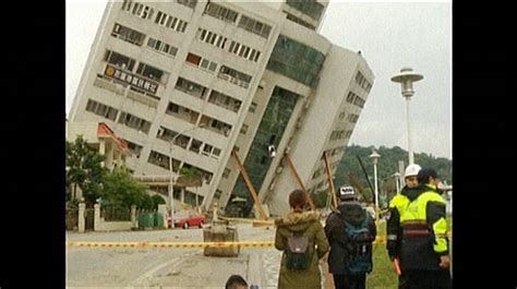 Terremoto de 7,2 en haití causa muertes y graves daños. Terremoto en Taiwán 6 de febrero de 2018: hotel derribado ...