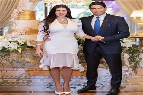 أوضحت الفنانة المصرية ياسمين صبري تفاصيل ارتدائها أغلى عقد في العالم، بعد حصولها عليه من دار cartier إثر تعيينها سفيرة حملة panthere de cartier في منطقة. تعرف على ثمن فستان ياسمين صبري في عقد قرانها على أبو هشيمة ...