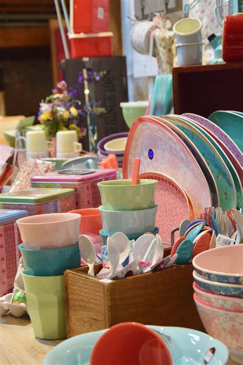 Emaille geschirr und küchenhelfer versprühen nostalgisches flair in der küche. Buntes Campinggeschirr von Rice | Campinggeschirr, Camping ...