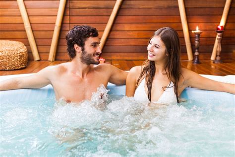 Whirlpool / jacuzzi nur für sie. Hotel Zimmer mit Badewanne für Zwei: Wochenendtrip ...