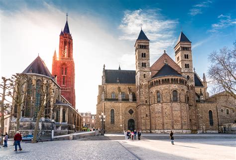 Maastricht is located on both sides of the meuse (dutch: Vier kerst in Maastricht: een actieve vakantie! | noSun