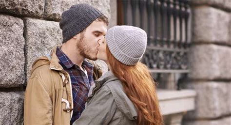 Je lui devais donc mes premières élégances et. Il Baise Sur Une Chaise : Faire l'amour sur une table, sur ...