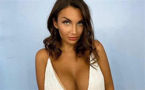 Influencer, globetrotter, reality tv babe, elettra lamborghini, 23, is a gorgeous italian beauty well known as la matadora de italia. Elettra Lamborghini, scollatura da urlo in versione "centrino"