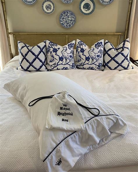 I was really impressed with the quality of their selection after finding all this white bedding inspo, i've got the itch to change up more rooms. Blue and White bedroom style chinoiserie guest bedroom ...