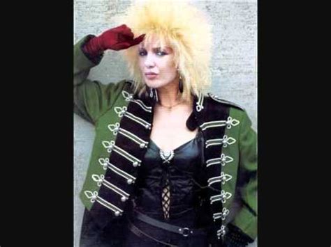 Le style « pop dance » de spagna plait et son opulente coiffure « punk » étonne. Ivana Spagna - Baby Blue - .wmv - YouTube