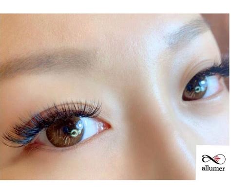 Natural mixed hybrid individual wispy lash extensions. Wispy Natural Cat Eye Lash Extensions