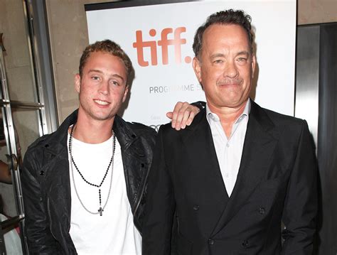 Für die szenen, die forrest gump bei seinem dauerlauf zeigen, wurde jim hanks, tom hanks' jüngerer bruder, als sein double eingesetzt. Tom Hank's Son Chet Reveals He Has A Daughter! - Mum's Lounge