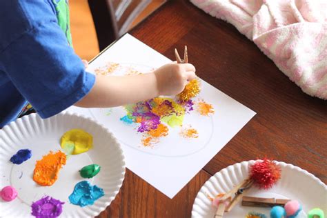 Als kind fand ich die eier auch toll, mittlerweile bin ich. Easy Easter Craft: Painting Eggs with Pom Pom Balls ...