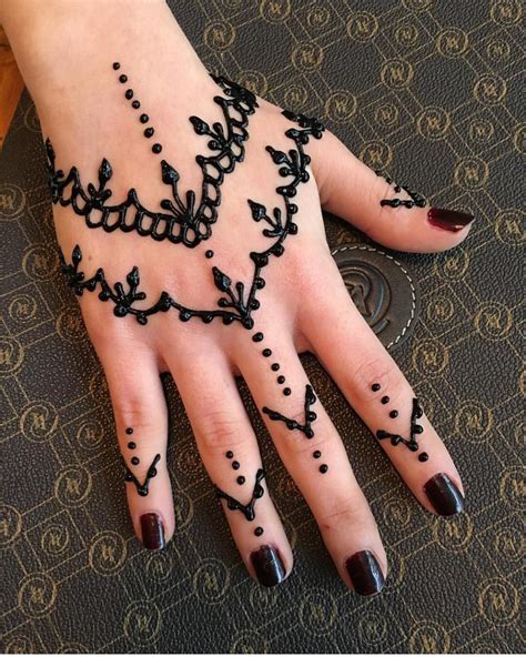 It was basically applied by asians during wedding ceremonies, but nowadays the tattoos are increasingly taking over the tattoo industry. Pin by Hannah on Hᴇɴɴᴀ ᴅᴇsɪɢɴs | Henna designs hand, Diy ...