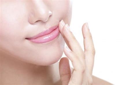 Bibir yang hitam bisa disebabkan banyak hal. 10 cara alami dan mudah untuk memerahkan bibir - Hageuy.com