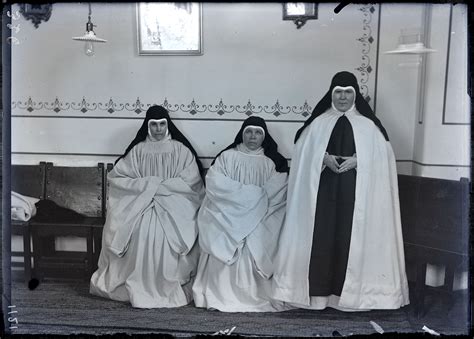 Ik ben bozer op uw ouders. Monjas en las dependencias de un convento. Negativo de ...