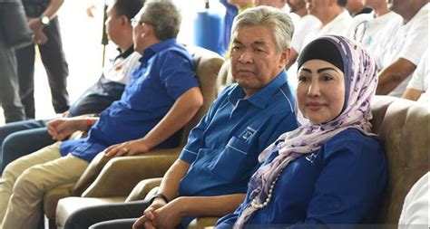 Peguam nak bagi dia keluar tetapi dia tak nak. Warkah Isteri Zahid Minta Rakyat Sokong Suami - MYNEWSHUB