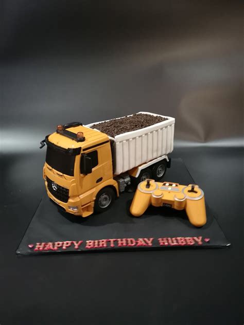 Cake in the photo size of 24 centimeters (almost 9.5 inches). Remote truck cake | Kuchen mit fondant, Kindertorte ...