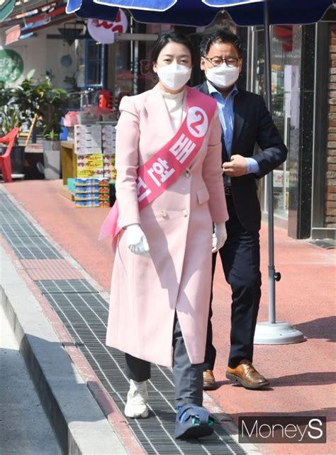 아나운서 배현진, 그녀의 파란만장한 아나운서 입문기와 tv를 떠난 이유는?! 머니S포토 발에 깁스한 배현진 후보 - 머니S