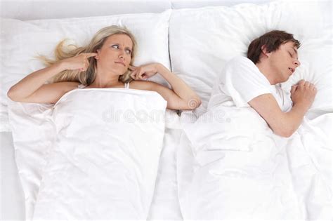 Amateur teen couple fucks in parents bed. Paare im Bett stockbild. Bild von laut, ehemann, geräusche ...