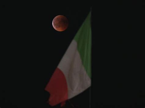 È vietato avere velisti sotto bordo: Luna rossa, fascino e mistero: l'eclissi dai babilonesi a oggi - Corriere.it