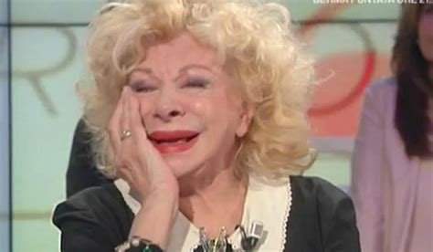 Sandra milo (born salvatrice elena greco; Sandra Milo, incidente in diretta caduta ad Italia Sì ...