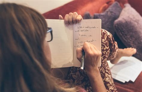 Otros juegos plantean retos de comprensión lectora, con la que aumentar la soltura y la agilidad en la lectura, también hay ejercicios para practicar inglés en niños, por ejemplo, siendo el representante de una futura estrella del fútbol, o teniendo que retransmitir un partido para una televisión de un país extranjero. Retos Juegos En Papel Para Pensar / Enigmas Y Juego De ...