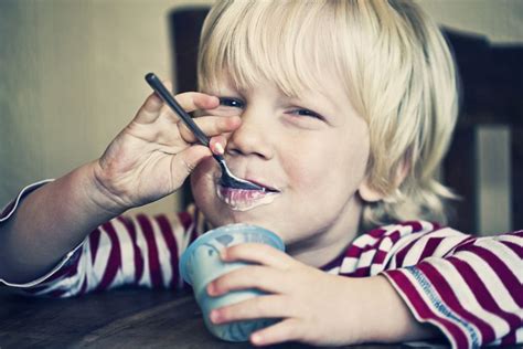 Yoghurt bukan hanya bermanfaat untuk orang dewasa, bayi dan anak pun ternyata juga membutuhkannya. Hati-Hati, Yogurt untuk Anak Juga Memiliki Gula Tinggi ...