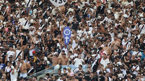 O vasco fez a festa da torcida na reabertura do são januário após um mês sem receber partidas para a instalação dos refletores de led. Torcida lota Maracanã, mas Vasco dá bobeira no fim e só ...