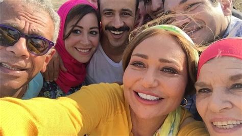 وبعد وفاة زكي، قررت الشركة المنتجة الاستعانة بنجله هيثم لاستكمال الفيلم. سيلفي منة شلبي وليلى علوي بالحجاب.. شاهد
