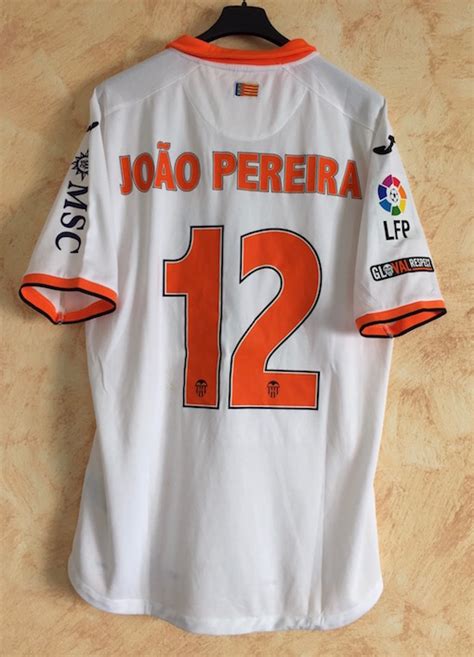 El valencia anunció la contratación del lateral internacional portugués joão pereira, que militaba en las filas del sporting de lisboa, para las tres próximas temporadas y una cuarta opcional. VALENCIA C.F. shirts