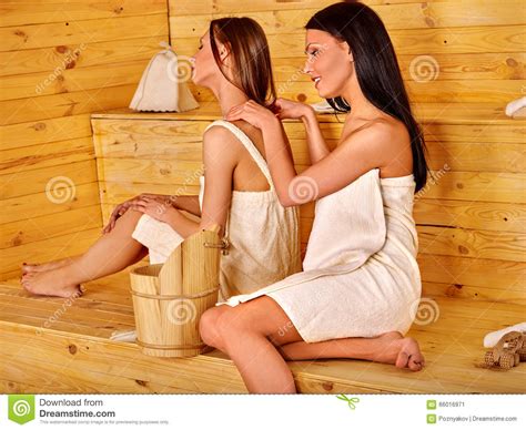 Full body massage therapy techniques, how to 2. La Mujer Se Da Masajes En Sauna Imagen de archivo - Imagen ...
