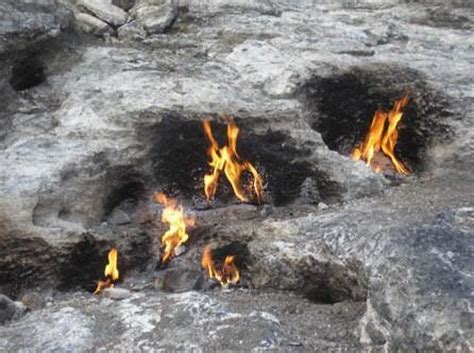 Danach bricht ein großes feuer aus, läden und autos stehen in flammen. Chimaira, ewiges Feuer - Naturphänomen