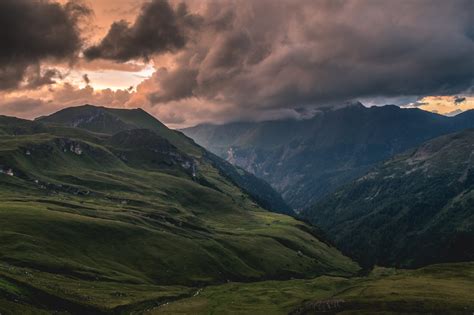 Bijna elke dag zit ik in het archief naar onweersdagen in het verleden te kijken. Overvallen door onweer in de bergen. Wat doe je dan? | The ...