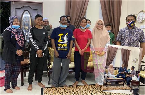 Siti sarah bersyukur kerana kunjungannya diterima baik oleh pihak orang asli. Siti Sarah Bertemu Wakil Orang Asli Untuk Mohon Maaf ...