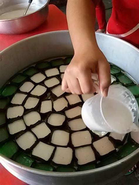 Sedikit tip untuk membuat kuih ni basah2 seperti kuih dibeli dalam bancuhan tepung beras lapisan pandan tu, tambahkan 2 sudu. RESEPI KUIH TEPUNG PELITA YANG SEDAP DAN MUDAH!!