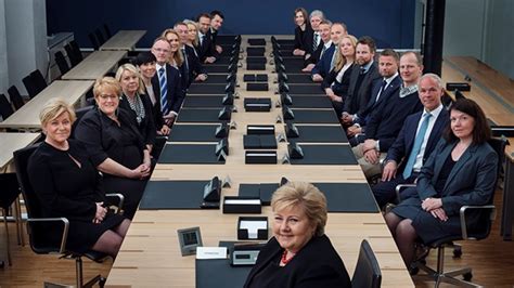 Regjeringen kan bestå av kun ett parti, men det er vanlig å inngå blokker for å oppnå flertall i andetingsvalget. Regjering - regjeringen.no