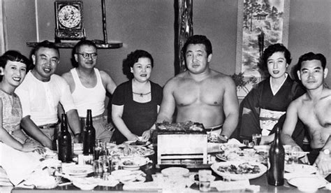 Story of rikidozan, a sumo wrestler who can only achieve limited success in japan because he's half korean. 책마을 주변인 자이니치 이젠 세계인으로 | 한경닷컴