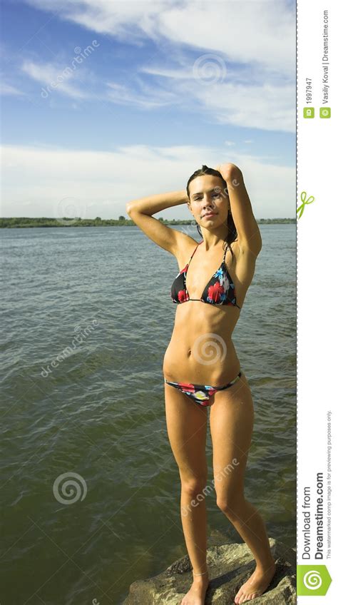 Актриса (ragazza nuda in piscina). Ragazza In Costume Da Bagno Immagine Stock - Immagine di ...