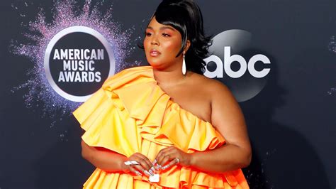 Lizzo attends the 2019 american music awards at microsoft theater. Lizzo Wins the Internet by Spoofing Her Tiny Purse ...