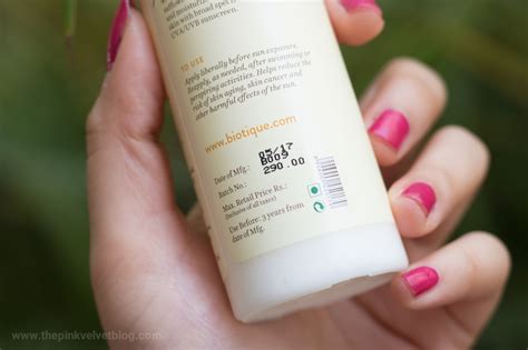 It leaves behind absolutely no residue (thanks to a bit of tint). Biotique Aloe Vera Sunscreen SPF 30+ UVA/UVB (For Oily Skin) Review