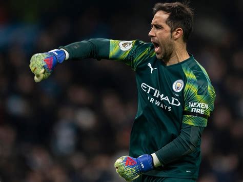 Barcelona goalkeeper claudio bravo saves barcelona from the penalty spot. Claudio Bravo seguiría su carrera en la MLS de Estados Unidos