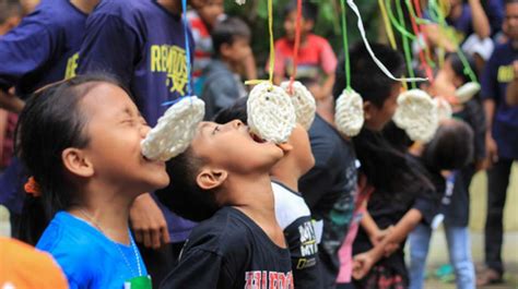 Setelahnya, warga berkumpul di lapangan kompleks, di mana perlombaan digelar. √ 5 Cara Memperingati Hari Kemerdekaan yang Dapat Kamu ...