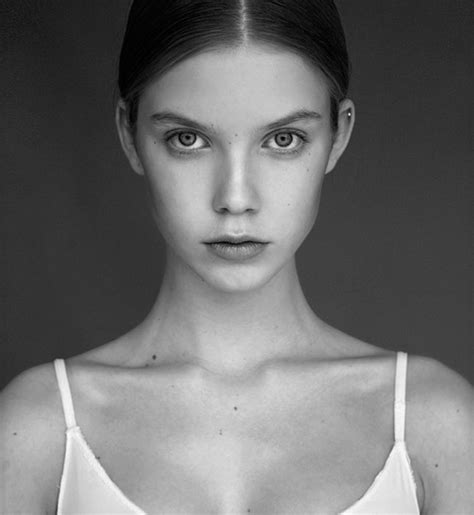 Iga lis jest córką znanej dziennikarskiej pary, czyli kingi rusin i tomasza lisa. Iga Lis zadebiutowała na models.com - ELLE.pl
