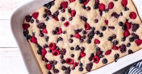 Getting perfectly sized sheet cakes slices is a different story, though. Easy Berry Sheet Cake - Wife Mama Foodie