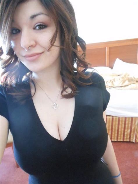 Cute brunettes with a huge dildo! Pin en Cleavage