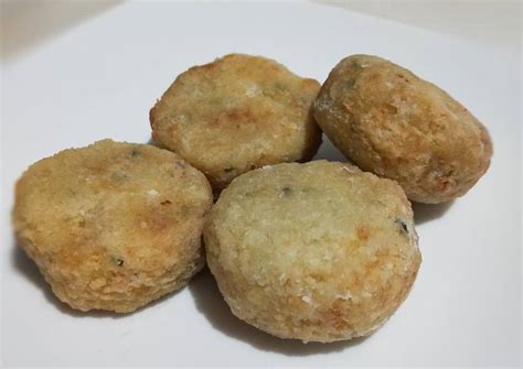 Foto2 nya sih udah lama banget nangkring di draft, karena dulu sempat bikin gyoza juga pakai resep kulit ini. Cara Membuat Perkedel Kentang Dikukus / Disajikan begitu ...