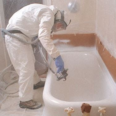 Il tempo, le perdite di acqua e, a volte, anche l'uso di prodotti sbagliati (sia detersivi che spugne) possono rovinare la tua vasca da bagno, corrodendo lo smalto o dando una colorazione sgradevole a questo sanitario. Smalto vasca da bagno rovinato
