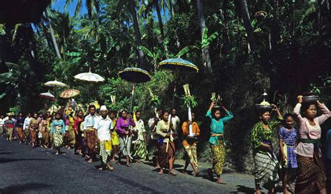 Ketika ada pembeli si penjaga warung cukup mengeluarkan kepala sambil memberikan barang yang dipesan. Foto Foto Bali Tempo Dulu Tahun 1970'an | Kumeok Memeh Dipacok