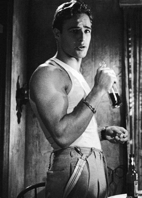 Выдающийся американский актёр театра и кино. Трамвай Желание " (1951) Марлон Брандо в роли Стэнли ...