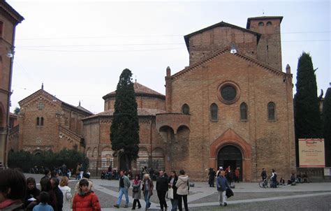 Bologna is an old university city with lavish porticoed walkways and squares, fine historic buildings, and a storied medieval center. Bologna: Cosa vedere in 2 giorni. Tutte le tappe.