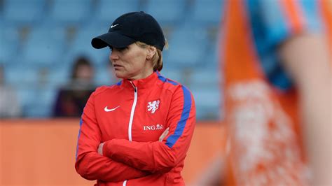 Incoming england boss sarina wiegman's clear coaching style can help get the best out of the lionesses, says dutch wiegman, who led the netherlands to the 2019 world cup final, will replace. Sarina Wiegman tijdelijk assistent bij Jong Sparta | KNVB