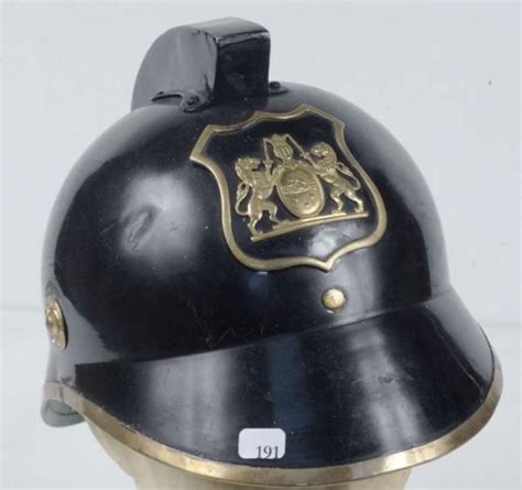 Fr coque de casque de pompier munie d'une couche intermédiaire d'isolation thermique et d'une couche intermédiaire de renfort mécanique. Casque de pompier , Vente aux enchères : Militaria - Armes ...